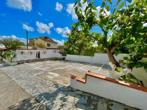 Το κτήριο όπου στεγάζεται  η παραθεριστική κατοικία