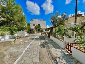 Το κτήριο όπου στεγάζεται  η παραθεριστική κατοικία