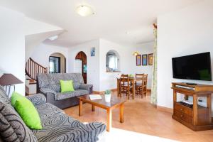 A television and/or entertainment centre at Villa Noa by Villa Plus