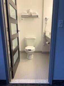 uma casa de banho com um WC e um lavatório em Donald Gordon Hotel and Conference Centre em Kingston