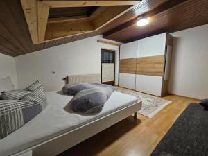um quarto com uma cama grande e um tecto de madeira em Haus Lila Stubaital em Fulpmes