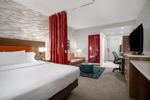 卡尔霍恩Home2 Suites By Hilton Calhoun的配有床和书桌的酒店房间