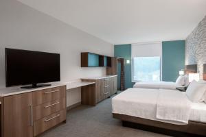 Home2 Suites By Hilton Calhoun客房内的一张或多张床位