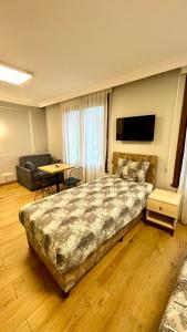 イスタンブールにあるSur Hotel Sultanahmetのベッドルーム(大型ベッド1台付)、リビングルームが備わります。