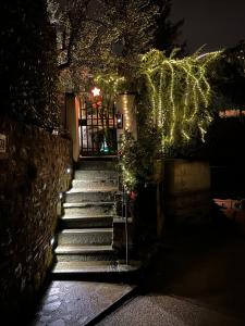 una escalera con luces de Navidad en un edificio en Castellino di Malborghetto, en Montelupo Fiorentino