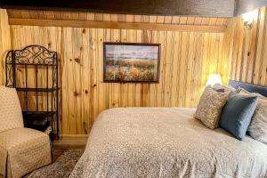 1 dormitorio con 1 cama y una foto en la pared en River Bend Chalet, en Sunriver