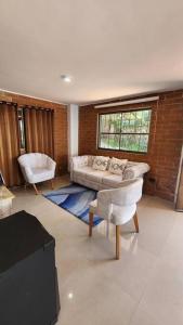 sala de estar con sofá y silla en casa campestre escobero en Envigado