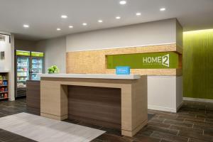 卡尔霍恩Home2 Suites By Hilton Calhoun的商店里带壁炉的家庭商店 更多18张照片