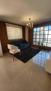 sala de estar con sofá y silla en casa campestre escobero en Envigado