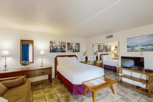 Habitación de hotel con cama y TV en Gulfview I #201 en South Padre Island
