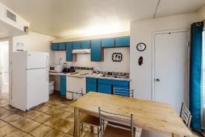 Кухня или мини-кухня в Gulfview I #201
