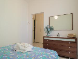 una camera con letto, cassettiera e specchio di Da Eufemia apartment for 4 guests a La Spezia