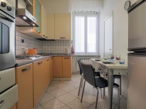 una cucina con armadi gialli e tavolo con sedie di Da Eufemia apartment for 4 guests a La Spezia