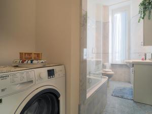 una lavatrice bianca in bagno con lavandino di Da Eufemia apartment for 4 guests a La Spezia