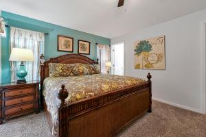 una camera con un grande letto in legno e una finestra di Castaway Getaway - 4 bed - close to Disney a Kissimmee