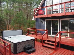 Casa con terraza y bañera de hidromasaje. en Cub Hill Chalet - Private Lakefront With Spa!, en Kalkaska