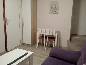 - un petit salon avec une table et un canapé dans l'établissement Apartamento la Soledad, junto al Alcázar, à Tolède