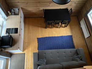 vistas panorámicas a una sala de estar con sofá y mesa en Tiku puhketalu, en Kiidjärve