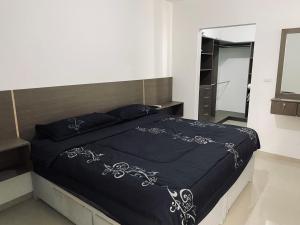 1 dormitorio con 1 cama en blanco y negro con espejo en Casa Grande y Comoda cerca de Zona Industrial, en San Luis Potosí