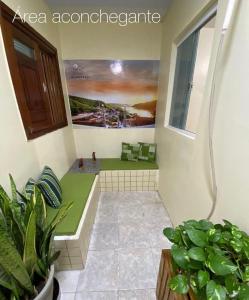 uma sala de estar com um piso verde e uma janela em Aconchego de Maria em Piranhas