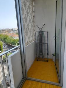einen Balkon mit Vogelkäfig in einem Zimmer in der Unterkunft Studio meublé avec balcon in Perpignan