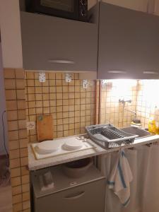 eine Küche mit einem Waschbecken und einer Theke mit einem WC in der Unterkunft Studio meublé avec balcon in Perpignan