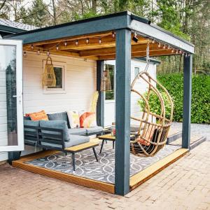 Zahrada ubytování StayatSas Sam, middenin het bos, kindvriendelijk, stijlvol ingericht, parkeren naast het huisje,veel privacy, ruime tuin