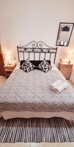 a bedroom with a large bed with pillows on it at ALMar We Go! Habitaciones privadas en Alcalá - Private Rooms - Pièces privées - Stanza privata in Alcalá