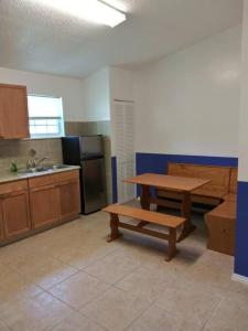 cocina con mesa, banco y fregadero en mini Apartment in sunshine city Florida, en Vero Beach