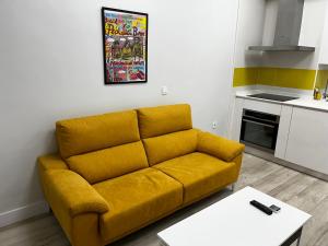 un soggiorno con divano giallo in cucina di Exyca Tetuán a Madrid Altre 21 foto
