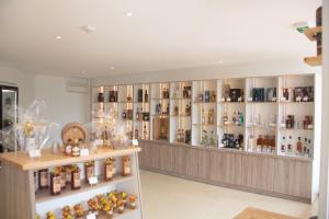un negozio con molti scaffali pieni di medicine di Studio Beachside Paradise avec citerne tampon- Résidence Manganao a Saint-François