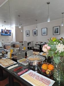 una línea de buffet con muchos tipos diferentes de comida en Hotel RP, en Temuco