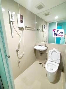 ein kleines Bad mit WC und Waschbecken in der Unterkunft IsYou Sabye ห้องพักรายวัน รามคำแหง in Ban Zong Katiam