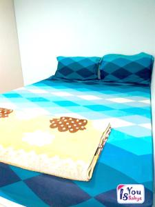 Una cama con un pastel encima. en IsYou Sabye ห้องพักรายวัน รามคำแหง, en Ban Zong Katiam