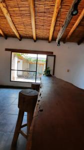 Pokój z drewnianym stołem i dużym oknem w obiekcie La casona de Adobe w mieście San José