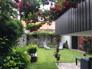 A garden outside Casa Galèt
