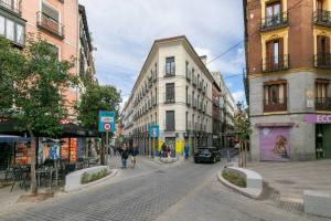 una calle de la ciudad con edificios y gente caminando por la calle en Bonito apartamento en Sol, en Madrid