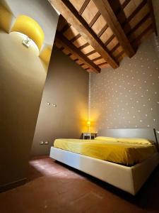 um quarto com uma cama amarela num quarto em Serravalle Castle Apartment em Serravalle