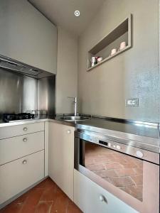 uma cozinha com um lavatório e uma máquina de lavar louça em Serravalle Castle Apartment em Serravalle