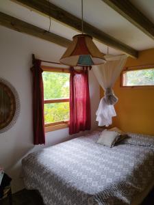 um quarto com uma cama e uma janela em Cabaña de Alejandro em La Paloma
