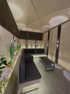 ein Wohnzimmer mit einem Sofa und einem Tisch in der Unterkunft استديو مع جلسة خارجية بدخول ذكي in Riad