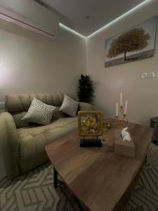 sala de estar con sofá y mesa de madera en استديو مع جلسة خارجية بدخول ذكي, en Riad