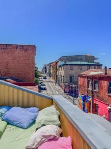 - un groupe d'oreillers assis sur le toit dans l'établissement Lemuria Hostel, à Valparaíso