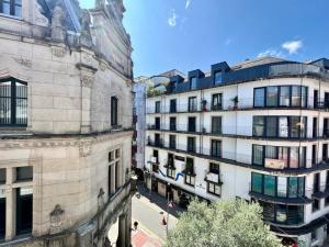 una vista aérea de dos edificios y una calle en OLIVA 18, en Pontevedra