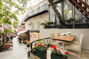 balcón con mesa, sillas y flores en The Loft Istanbul, en Estambul