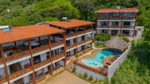 Bazén v ubytování Hotel Alfa Troncones Mexico nebo v jeho okolí