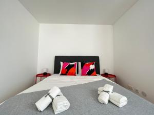 1 dormitorio con 1 cama con 2 toallas en Penthouse near Central Station with free parking, en Viena