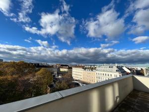 - Balcón con vistas a la ciudad en Penthouse near Central Station with free parking, en Viena