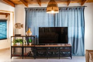 uma sala de estar com televisão numa mesa em CASA MARES - Beach and Sun em Ensenada
