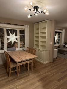 a dining room with a wooden table and chairs at Fin leilighet, sentralt og sjønært,med parkering in Arendal